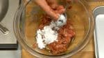 Añadir el almidón de papa a la carne y mezclar para cubrir uniformemente.
