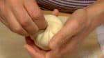 Dreht den Dumpling um die eigene Achse und faltet den Teig nach oben bis die Füllung ganz eingeschlossen ist. 