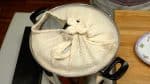 用厨房毛巾包住盖子，盖上蒸笼。 毛巾可以防止水从盖子上滴下来。 第二次发酵需要10到20分钟。
