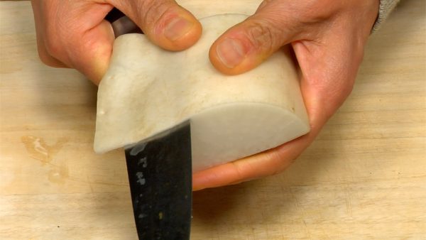 Peel the skin off the daikon radish. Slice the daikon into 7~8mm (0.3") slices and cut it into quarter rounds.