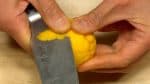 柚子の皮を削ぎとり長方形に形を整えます。