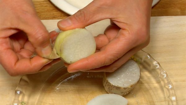 粗熱が取れたら里芋の皮をむきます。