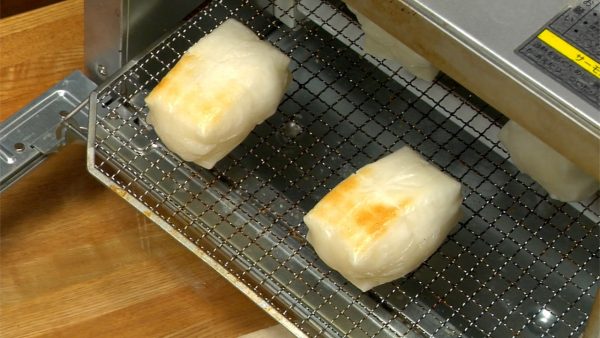 Let's toast the kirimochi, square rice cake. Heat the kirimochi in a toaster oven until lightly browned.