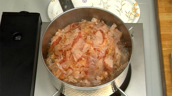 Setelah kuah kaldu mendidih, matikan kompor. Tambahkan serutan ikan cakalang kering. Rendam dalam kuah kaldu kombu selama 3 menit.