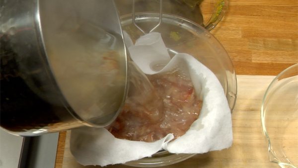 Filtrez le bouillon de la soupe à travers de l'essuie-tout. Ne jetez pas le kombu et les copeaux de bonite. Je vous montrerais une recette pour les utiliser une autre fois.