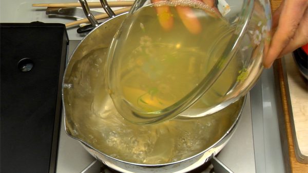 出来上がった出汁を大きな鍋に移します。