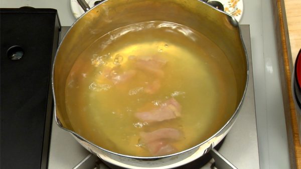 Add the chicken meat to the soup stock.