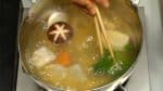 小松菜も出しに浸けて温め、器に盛ります。