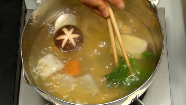 Faites chauffer le komatsuna dans la soupe et placez-le dans le bol.