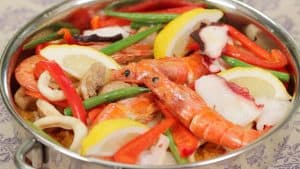 Lire la suite à propos de l’article Recette de paella de fruits de mer et poulet au riz japonais