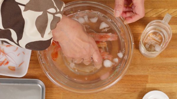 Rinse the prawns in a bowl of about 3 percent cold salt water. Then, rinse them with cold fresh water.