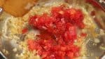 Ajoutez les tomates concassées et le paprika.