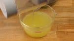 Đong ra 75~100ml (2,5~3,4 fluid ounce) nước ép trong bát. bạn có thể thay thế cam yuzu bằng bất kì loại cam chanh chua nào. Ví dụ, chanh vàng hay chanh xanh.
