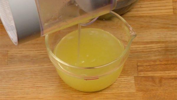 Mesurez 75~100ml (2.5~3.4 fl oz) de jus dans un bol. Vous pouvez remplacer le yuzu par n'importe quel type d'agrumes acides. Par exemple, du citron jaune ou vert.
