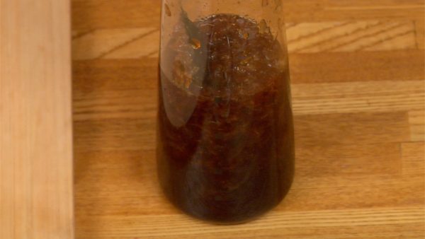 Close the bottle, shake and mix the sauce well. Let it sit in the fridge for more than 24 hours. When rushed, let it sit for about 3 hours.
