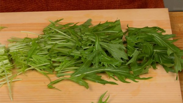 Coupez le mizuna en morceaux de 6cm (2.4 inch). Vous pouvez le remplacer par n'importe quel légume à feuilles qui a un goût doux.