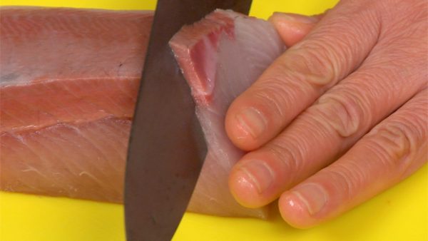 Next, let’s prepare the buri, fresh yellowtail. Slice the yellowtail into about 2~3mm (0.1") slices using diagonal cuts.