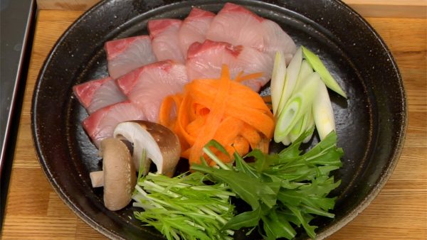 Alignez les tranches sur une assiette. A côté du sériole, placez la carotte, les shiitake, le poireau et le mizuna.