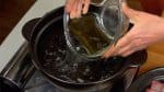 Và bây giờ, chúng tôi sẽ nấu Buri Shabu-Shabu! Tảo bẹ dashi kombu đã được ngâm trong nước trong 30 phút. Đổ nước dùng dashi vào tảo bẹ kombu vào nồi và bật bếp lên.