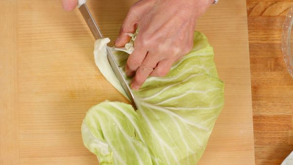 從捲心菜葉上取出莖。把莖切成薄片，以便以後可以在炒菜中使用。將葉子切成小塊。