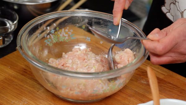 当汤开始沸腾时，就开始鸡肉丸，也称为 Tori Dango。