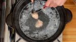 用勺子把碎雞肉做成一口大小的球狀，然後把雞肉丸子放進肉湯裡。弄濕勺子有助於防止肉粘在一起。