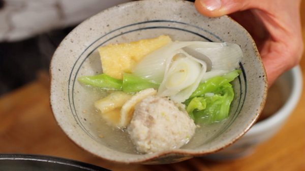 將食材放入碗中，享用美味的相撲火鍋（chankonabe）。當肉湯減少時，加入雞湯，鹽以調整味道。
