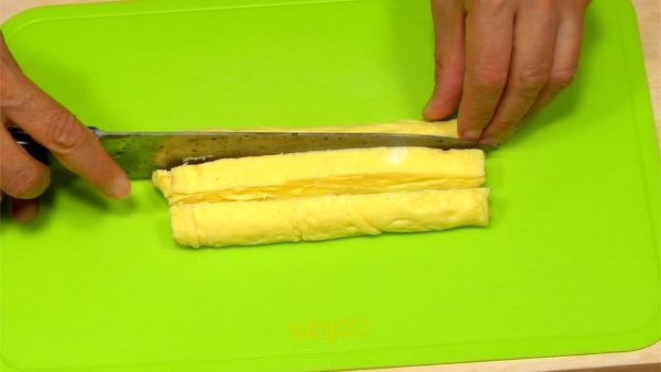 取下竹簾，將蛋捲切成1.5厘米的長條。
