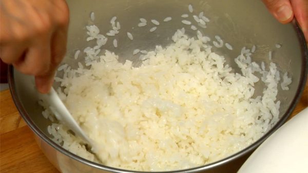 用饭勺切拌米饭，想象是在把米饭切成片，这样米就不会变得太粘手。