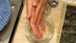 Làm ướt tay bạn với nước giấm giúp chúng tránh xa vi trùng và ngăn chặn cơm không bị dính.