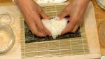接下來來做加州卷。把一半大小的海苔放在竹簾上。用醋水把手弄濕，把米飯放在海苔上，均勻的鋪上一層米。