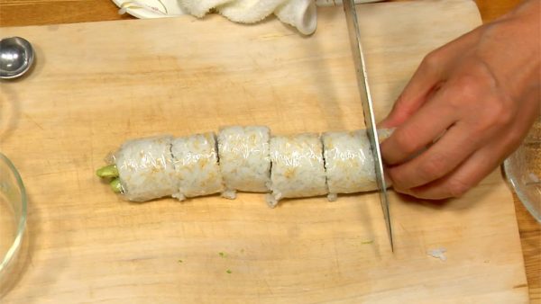 把刀子的兩邊都沾濕，每切一下就用濕毛巾擦一下刀子，總共能切出6塊加州壽司卷來。