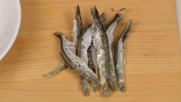 Đầu tiên, chúng tôi sẽ làm nước dùng dashi. Loại bỏ đầu và dạ dày của niboshi, cá mòi con khô. Điều này giúp loại bỏ bất kì vị đắng nào.