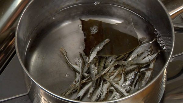 Measure out 900ml (3.8 cups) of water in a pot and add the dried baby sardines and the dashi kombu seaweed. Let the baby sardines and kombu seaweed soak in the water for more than 30 minutes.