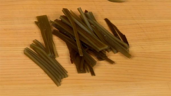 Finally, cut the kombu seaweed into thin strips. The kombu can be used as one of the ingredients.