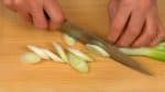 Coupez le poireau en tranches diagonales de 7~8 mm (0.3 inch).