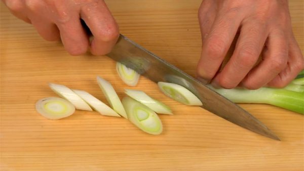 Slice the long green onion into 7~8mm (0.3") slices using diagonal cuts.