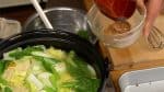 Enfin, versez une louche de bouillon dans un bol et diluez le miso avec un fouet. 