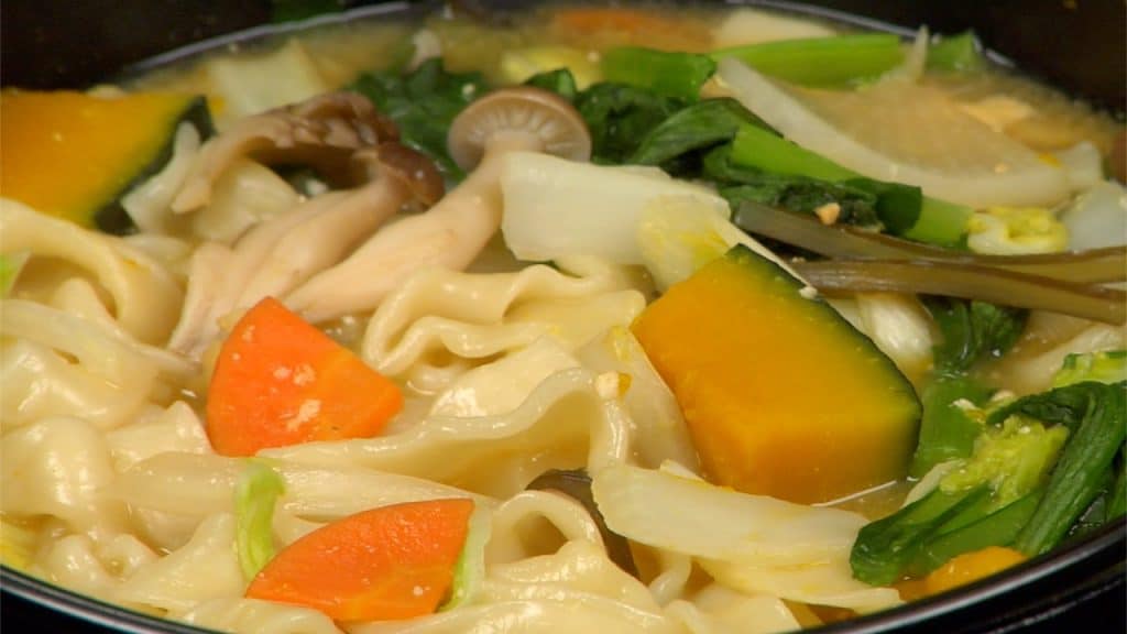 You are currently viewing Công thức mì súp Hoto (Mì dẹt và rau củ hầm trong canh miso)