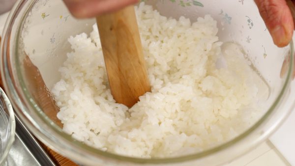 D'abord, mouillez la pointe du pilon surikogi avec de l'eau légèrement salée et écrasez le riz fraîchement cuit dans un bol. 