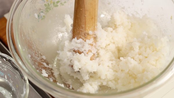 Die Reiskörner solange zerdrücken bis ein Brei entsteht. Ist der Brei nicht ausreichend zusammengedrückt wird das Reis beim Kochen auseinanderfallen.