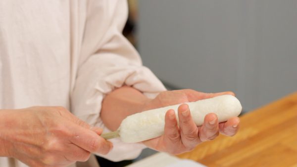 Now, let’s remove the skewer. When the Kiritanpo is still hot, lightly slap it in your palm several times.