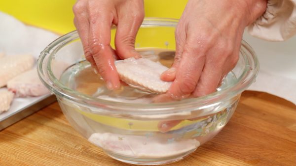 When the surface turns white, remove and place them into a bowl of cold water. Carefully rinse the joints and the surface of the meat.