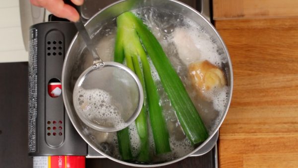 When it begins to boil, reduce the heat to low. Carefully remove the foam.