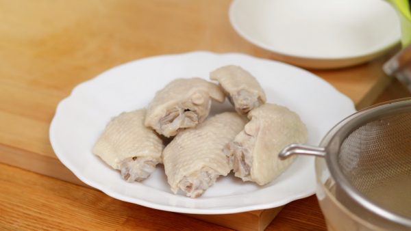 Réservez les ailes de poulet sur une assiette. Ajouter un peu de bouillon en poudre va aider à conserver le goût savoureux dans la viande pour que vous puissiez utiliser les ailes de poulet comme ingrédient dans le ragoût. 