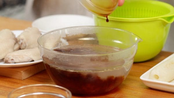 Measure out the amount of the broth. Then, add the soy sauce and mirin. The amounts of soy sauce and mirin should be one-tenth of the broth each.