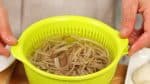 用一盆清水中轻轻冲洗。用滤网过滤牛蒡根茎。