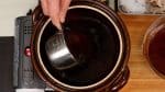 ではきりたんぽ鍋を作ります。土鍋に約300ml程度のつゆを張ります。