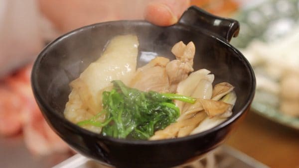 Placez les ingrédients dans un bol et versez le bouillon dessus. Vous pouvez aussi saupoudre de piment shichimi selon votre goût.