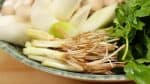 细细的芹菜根散发着怡人的香气，有人说没有芹菜根就不是真正的切蒲英锅。避免一次性加入所有蔬菜。每次加入少量其余配料，即可享用美味的火锅。